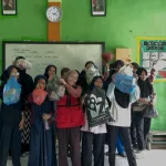 Mahasiswa KKN Tematik Universitas Hasanuddin Gelombang 115 bersama siswa MTs DDI Amparita menunjukkan hasil pengumpulan limbah plastik yang akan diolah menjadi ecobrick dalam rangka pengembangan Pojok Bahasa Arab Kreatif berbasis edukasi lingkungan, sebagai upaya integratif memperkuat literasi bahasa Arab sekaligus menanamkan kesadaran pengelolaan sampah sejak dini di Kelurahan Amparita, Kecamatan Tellu Limpoe, Kabupaten Sidenreng Rappang.